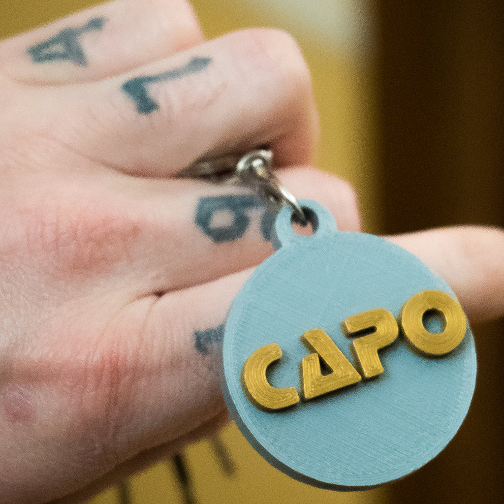 Llavero Biodegradable Gris/Dorado "CAPO"