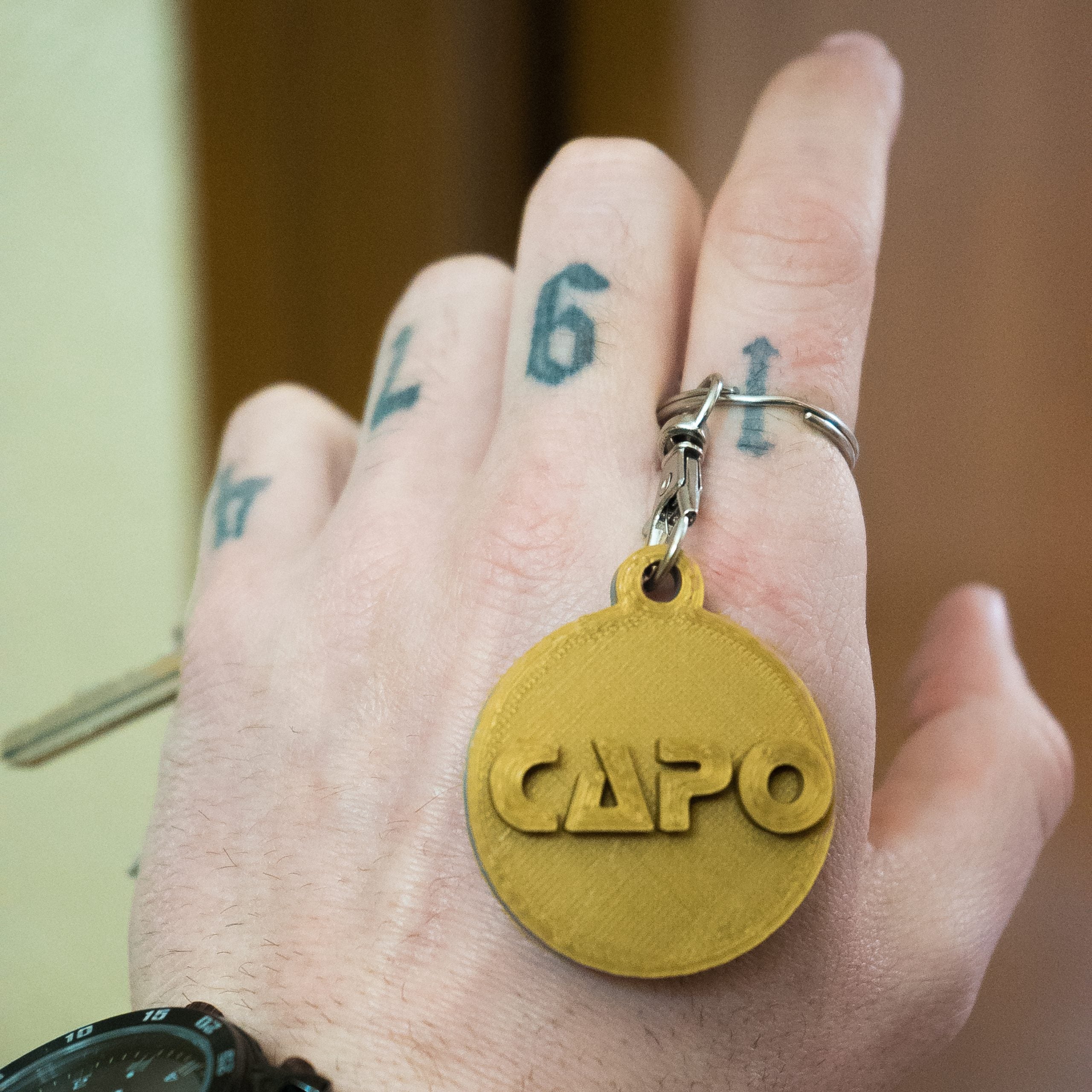 Llavero Biodegradable Gris/Dorado "CAPO"