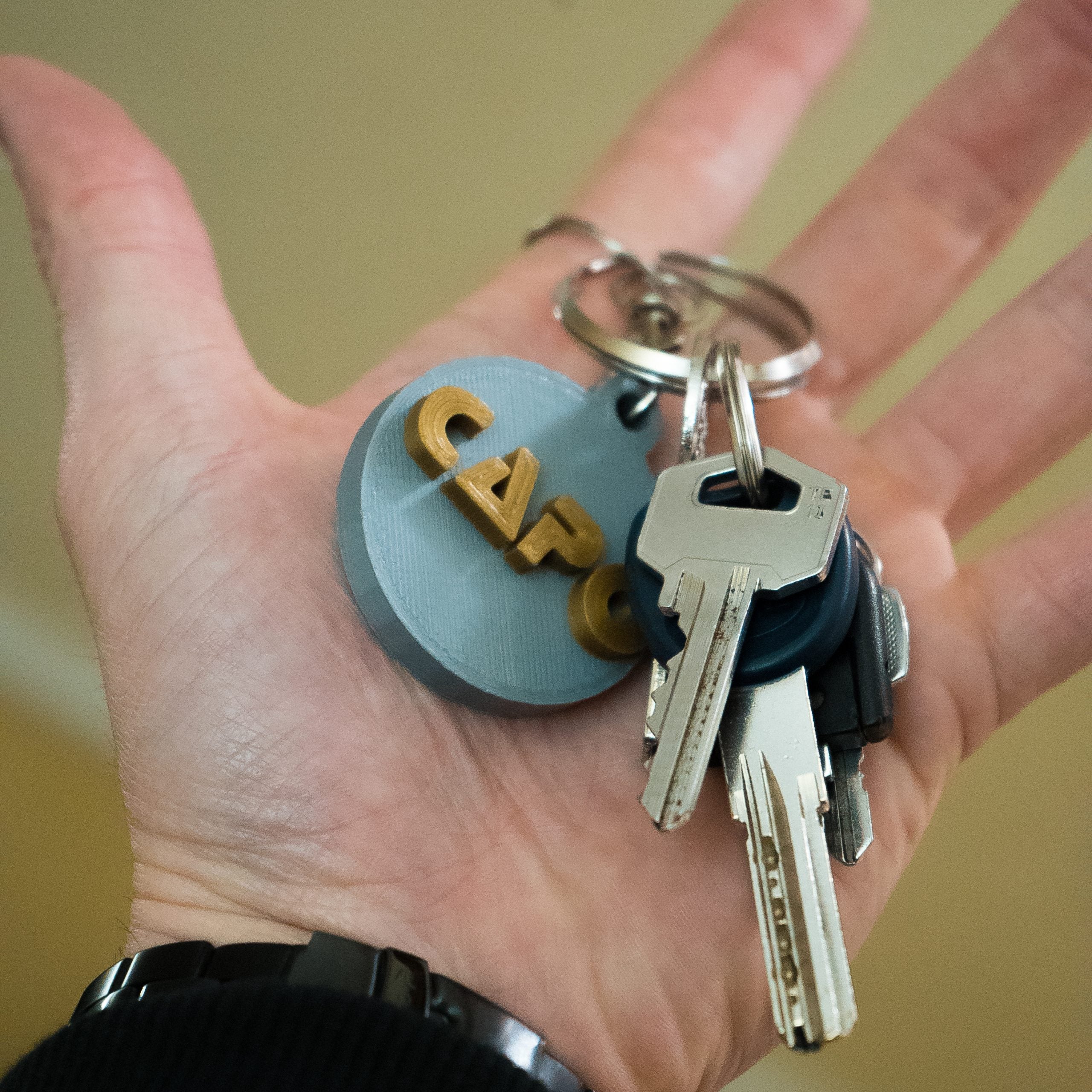 Llavero Biodegradable Gris/Dorado "CAPO"