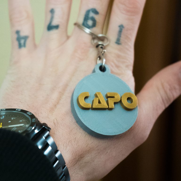 Llavero Biodegradable Gris/Dorado "CAPO"